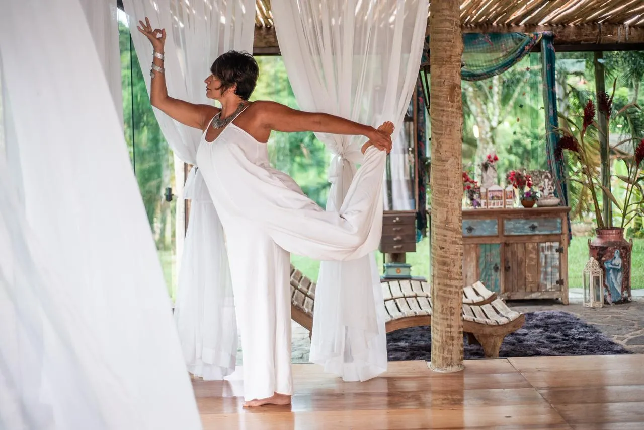 Close up de mãos em posição de mudra