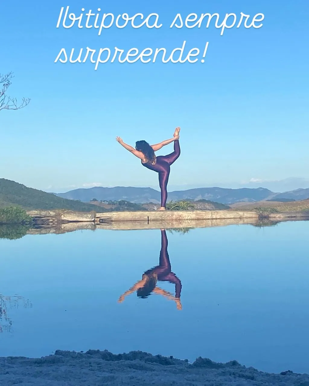 Close up de mãos em posição de mudra