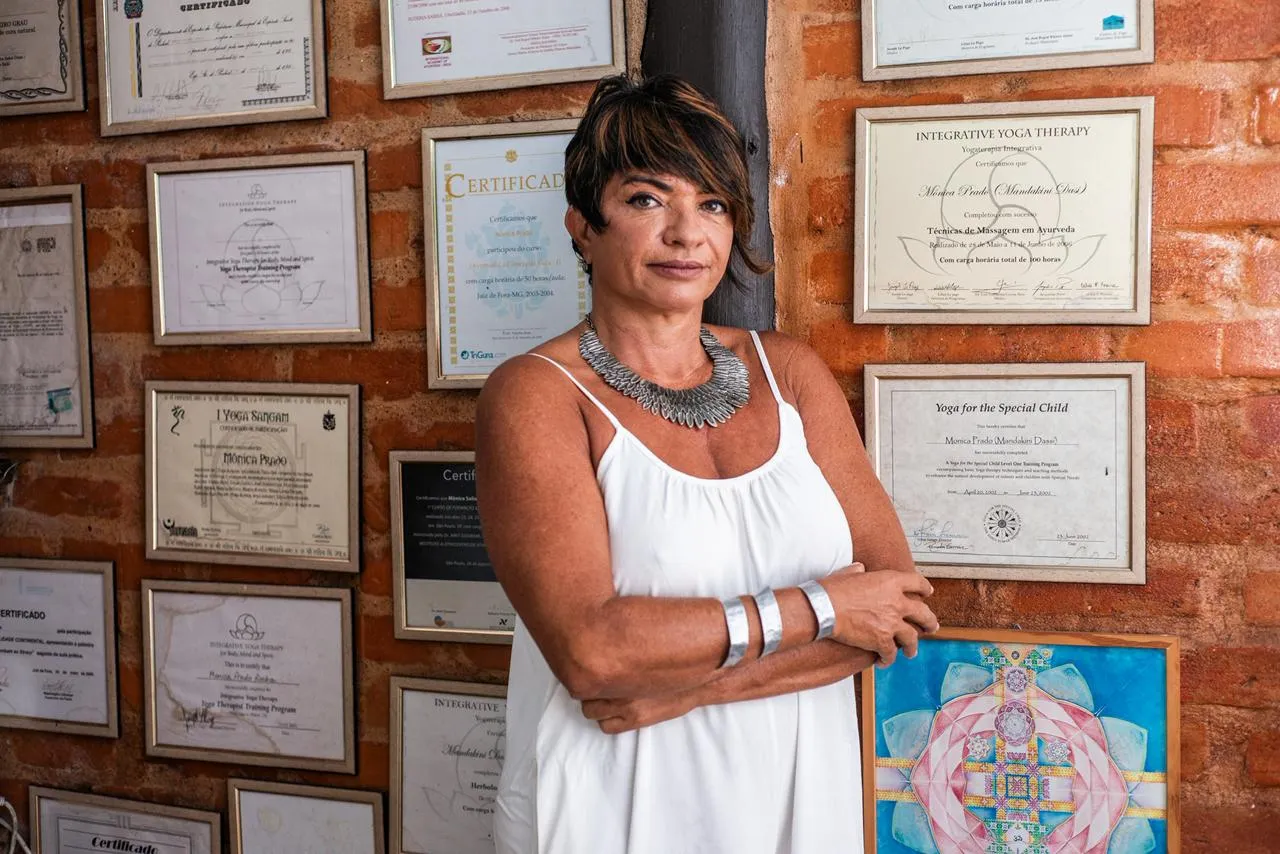 Close up de mãos em posição de mudra