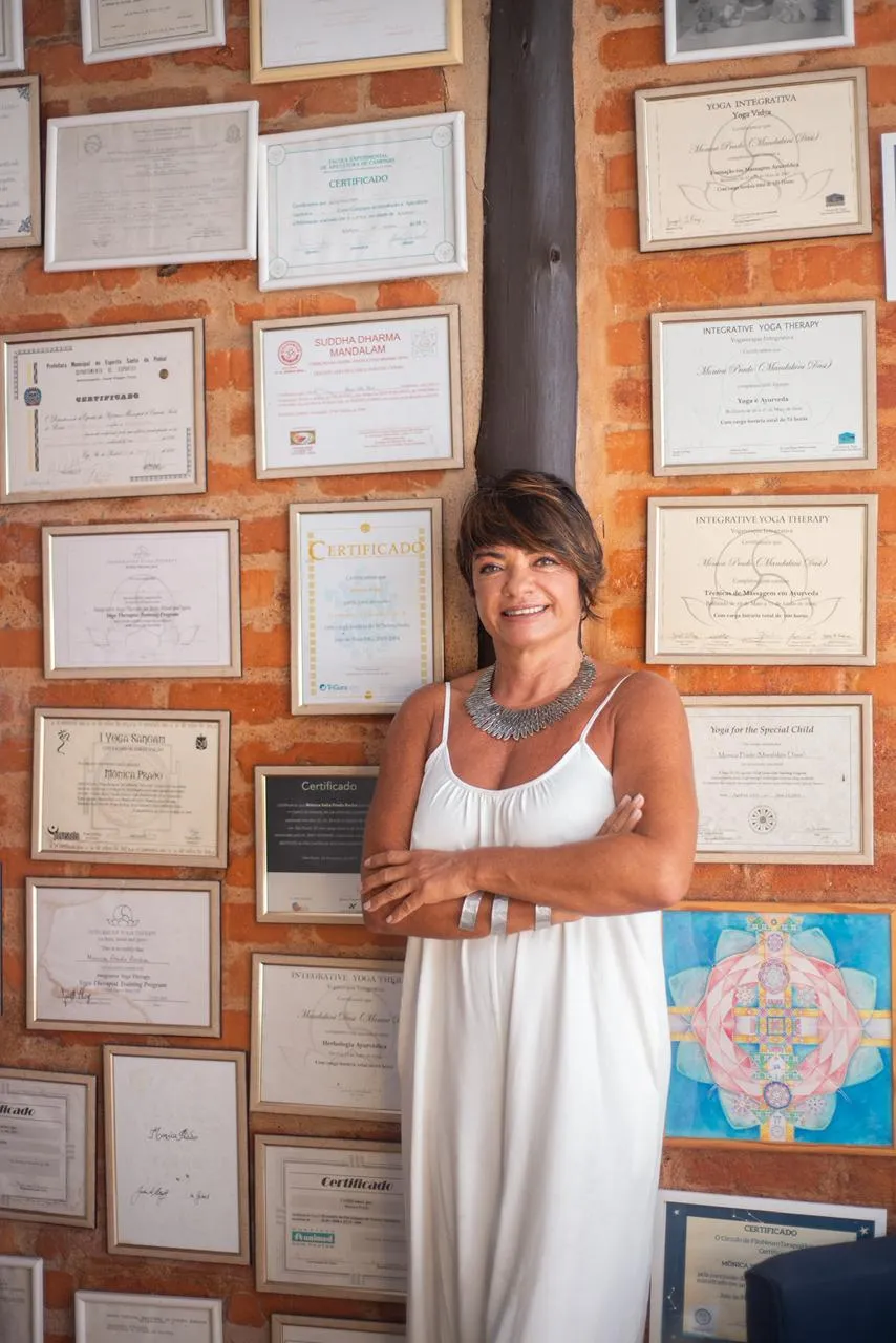 Close up de mãos em posição de mudra