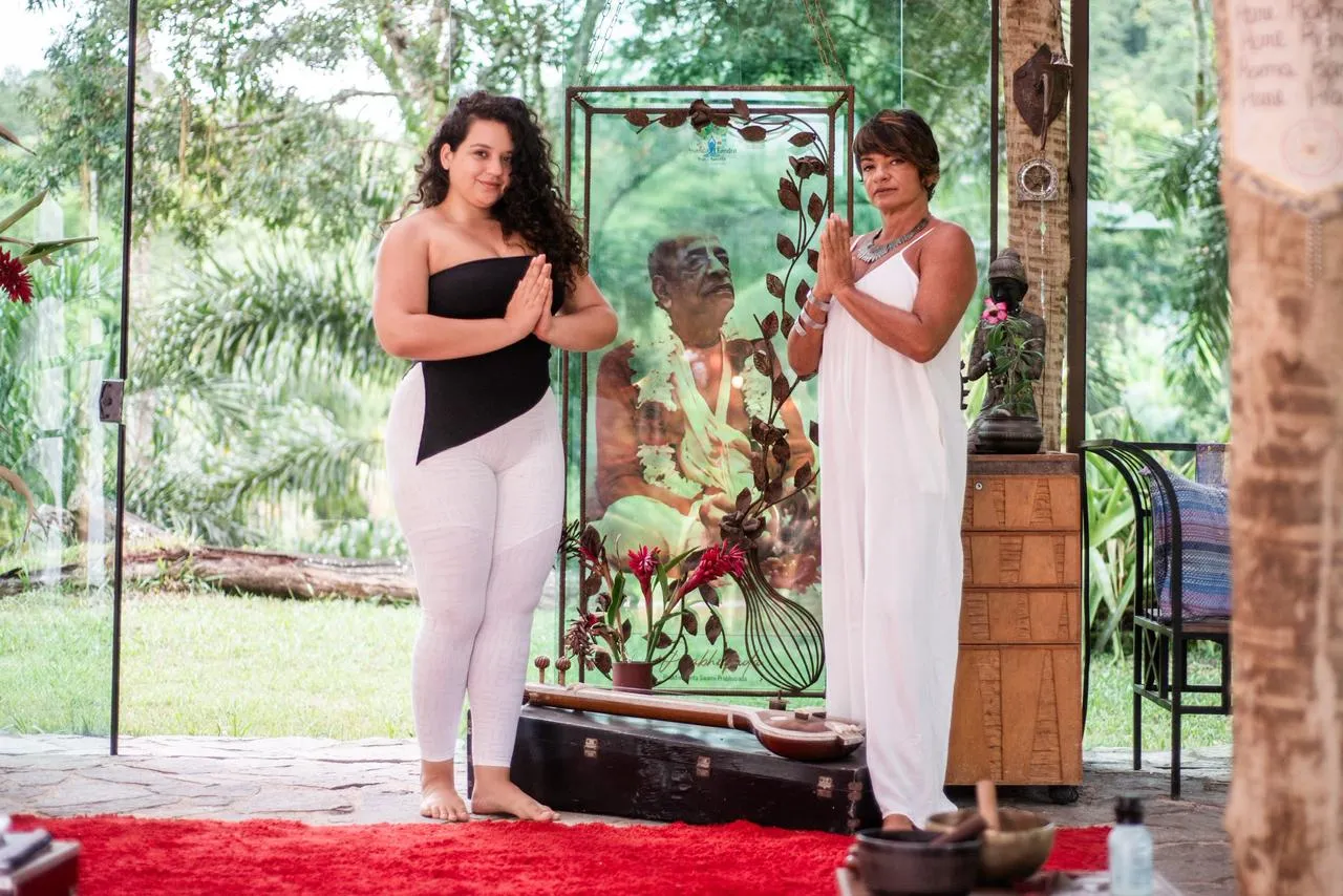 Close up de mãos em posição de mudra