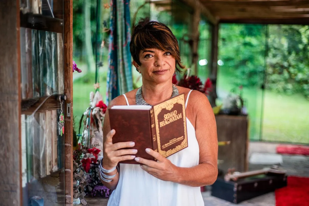 Close up de mãos em posição de mudra
